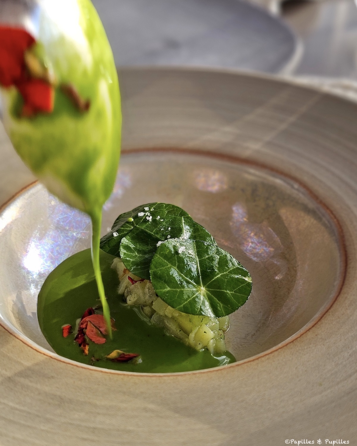 Pomme de terre Agata servie avec sauce à la capucine, feuille verte et condiment acidulé