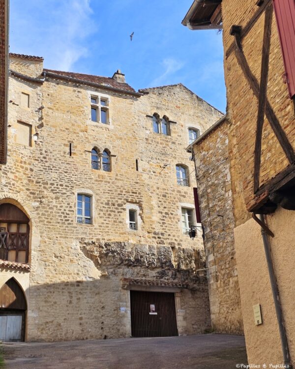 Grande façade en pierre dans le centre ancien de Puy-l’Évêque
