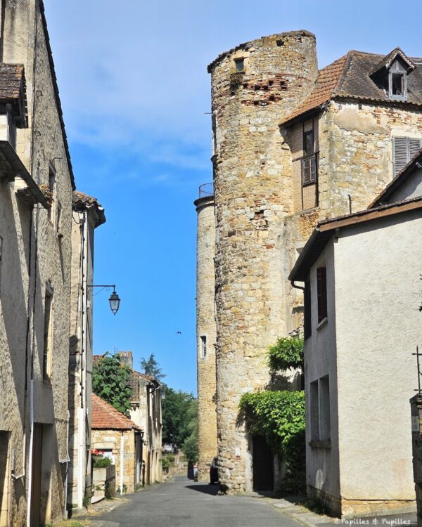 Tour ronde de Puy-l’Évêque au bout d’une rue ancienne