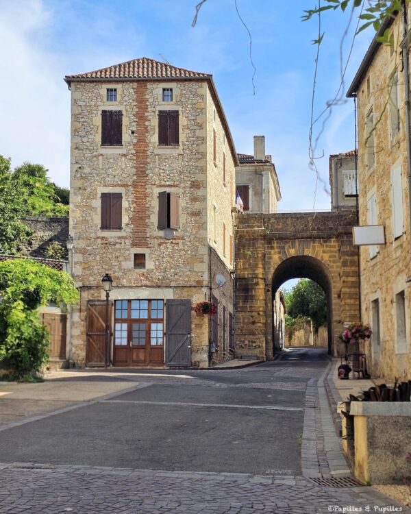 Arche en pierre dans une rue ancienne de Puy-l’Évêque