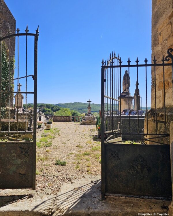 Portail du cimetière de Puy-l’Évêque avec vue sur les collines du Lot