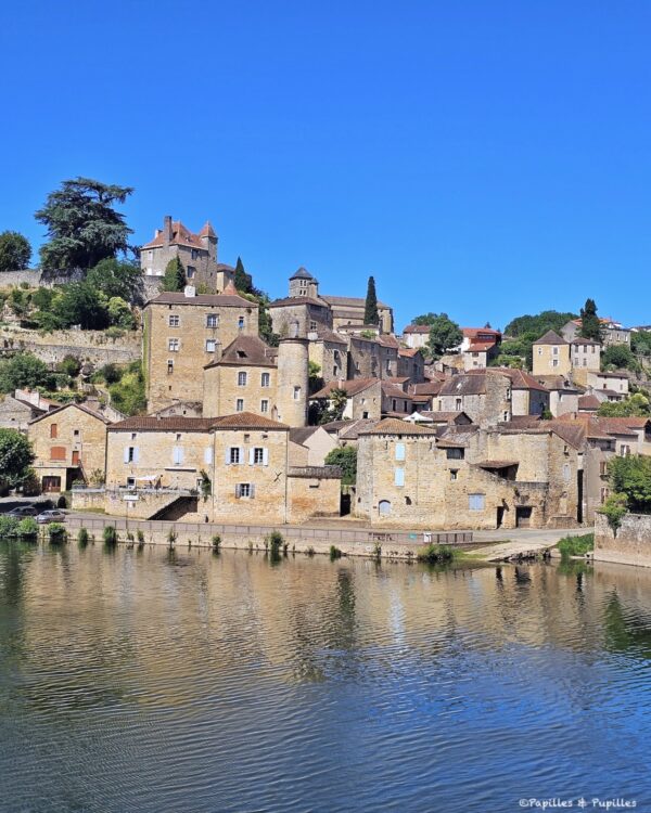 Panorama de Puy-l’Évêque au bord du Lot avec maisons médiévales et église en hauteur