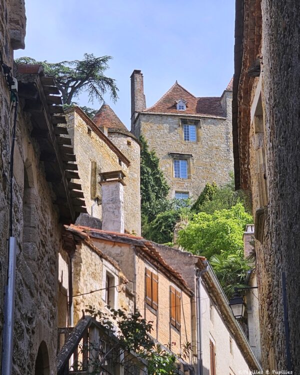 Ruelle de Puy-l’Évêque montant vers une maison ancienne en pierre