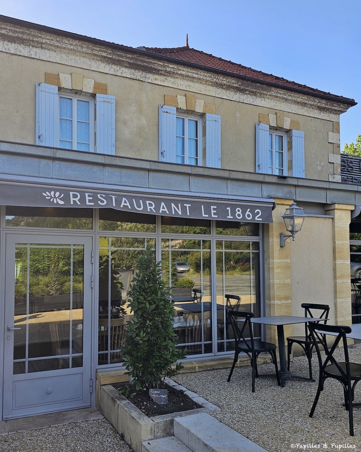 Façade du restaurant Le 1862 aux Glycines avec terrasse et fenêtres à petits carreaux