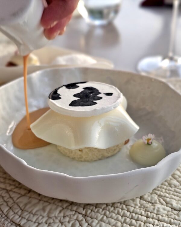 Riz au lait à la vanille sous un voile de lait d’amandes avec sauce versée à table
