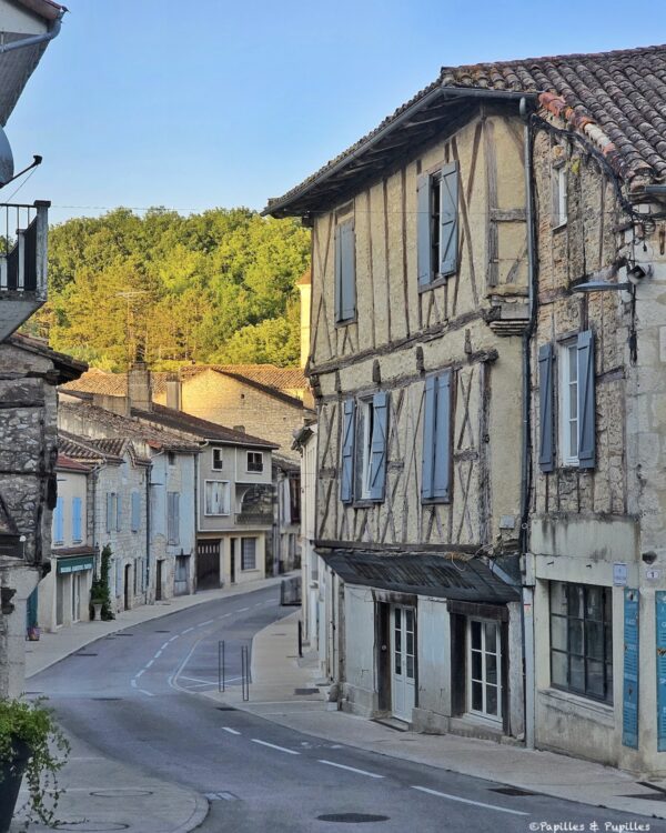Maison ancienne à pans de bois dans une rue de Montcuq-en-Quercy-Blanc
