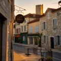 Rue de Montcuq au coucher du soleil avec le donjon en arrière-plan