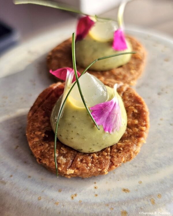 Sablés au Parmesan garnis d’une crème verte, d’oignons grelots et de pétales roses