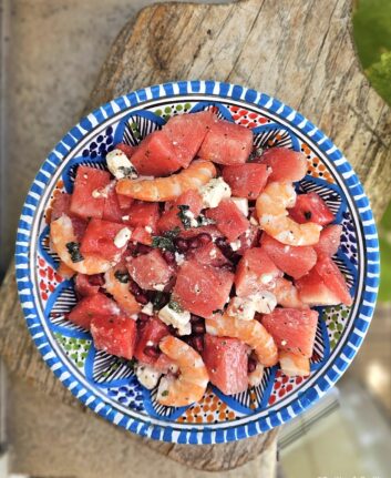 Salade de pastèque aux crevettes roses, feta, menthe et grenade