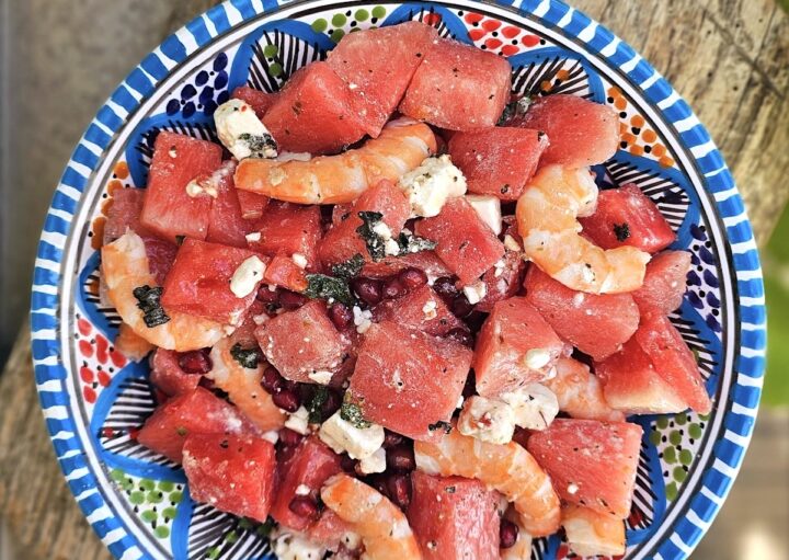 Salade de pastèque aux crevettes roses, feta, menthe et grenade