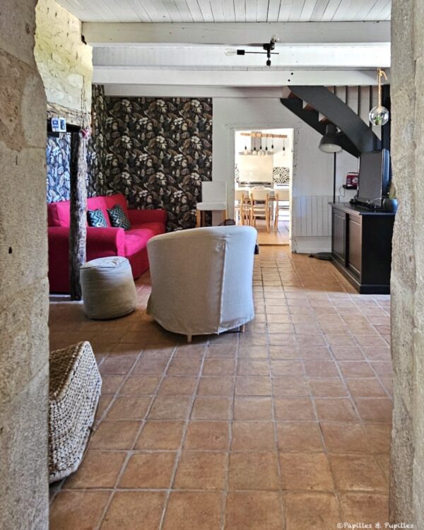 Salon chaleureux du gîte Les Fontanelles du Quercy Blanc avec pierres apparentes