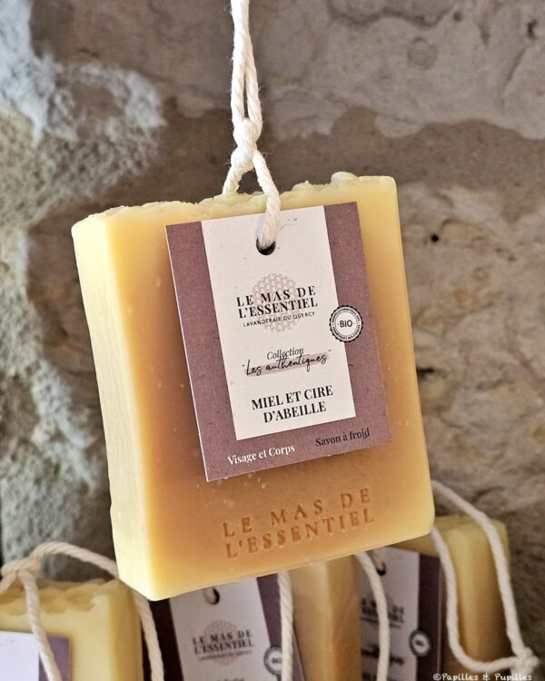 Savon artisanal miel et cire d’abeille du Mas de l’Essentiel suspendu sur fond de pierre