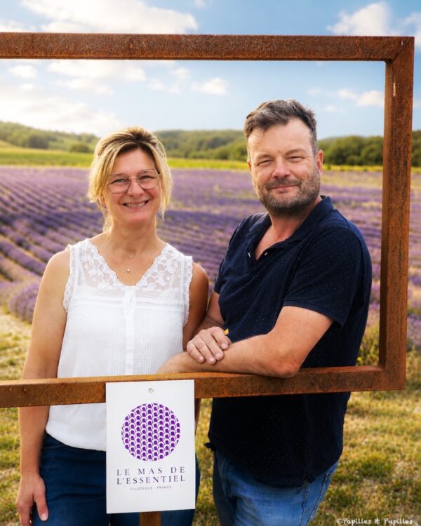 Sophie et David du Mas de l’Essentiel posant devant leur lavanderaie à Villesèque