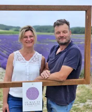Portrait de Sophie et David devant les champs de lavande du Mas de l’Essentiel dans le Quercy