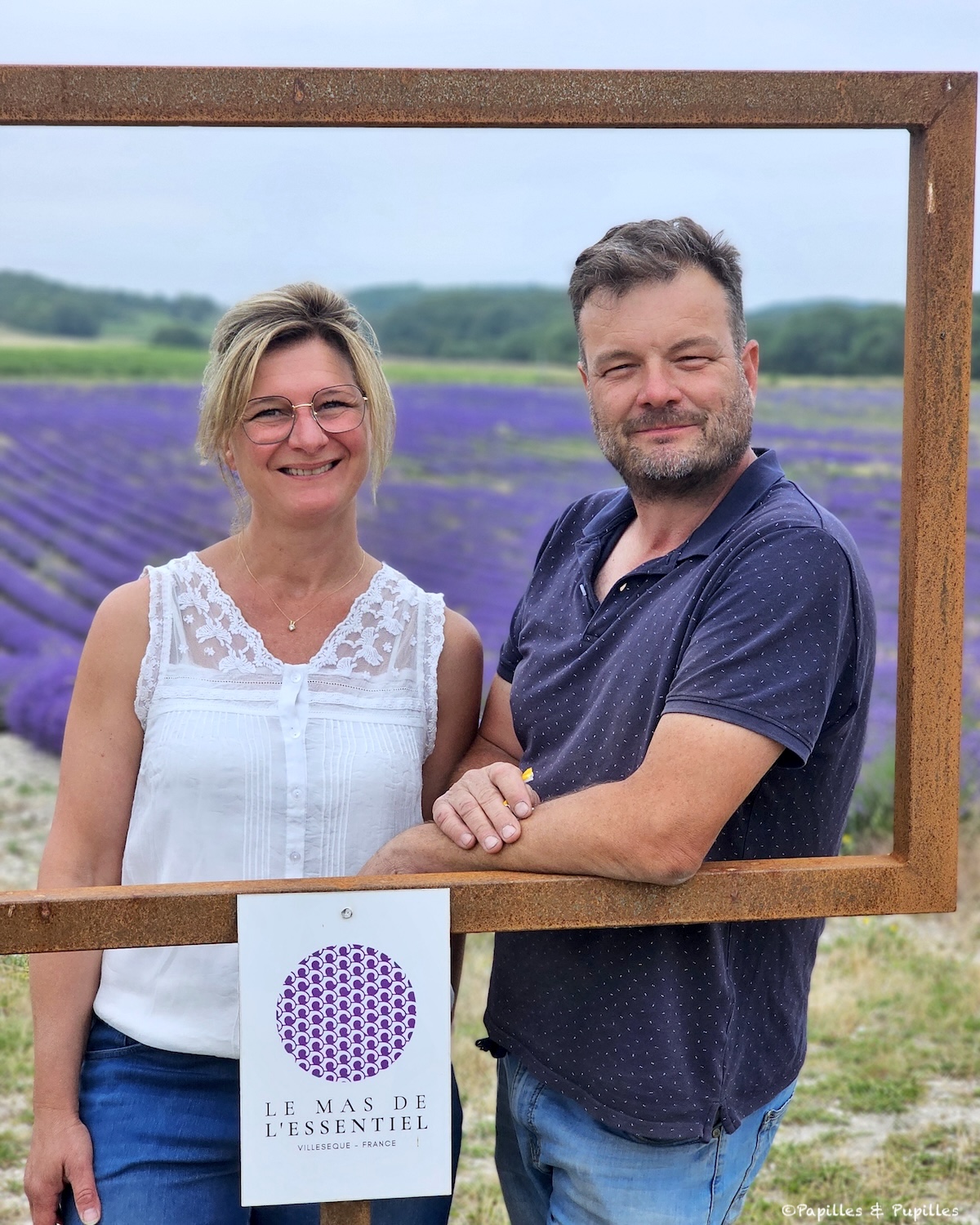 Portrait de Sophie et David devant les champs de lavande du Mas de l’Essentiel dans le Quercy