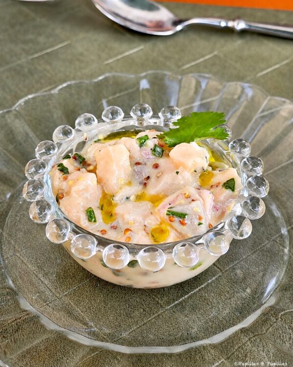 Tartare de saumon crémeux servi dans une coupe en verre avec herbes fraîches et huile d’olive