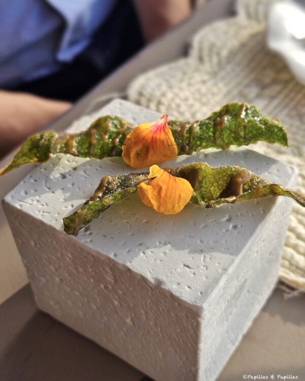 Tempura de feuille de consoude servie avec des fleurs de capucine au restaurant Le 1862