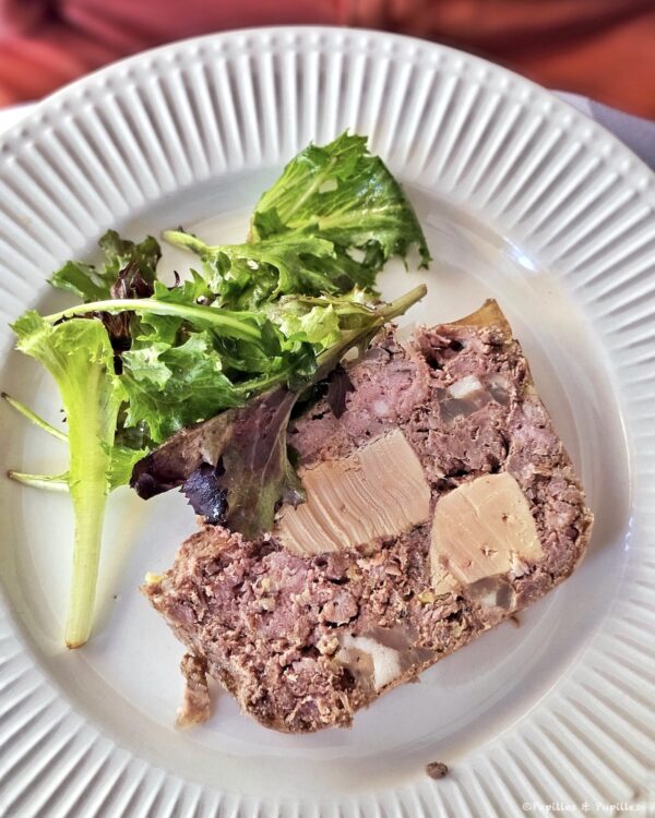 Terrine de campagne au foie gras avec salade verte servie au Croquant à Monpazier