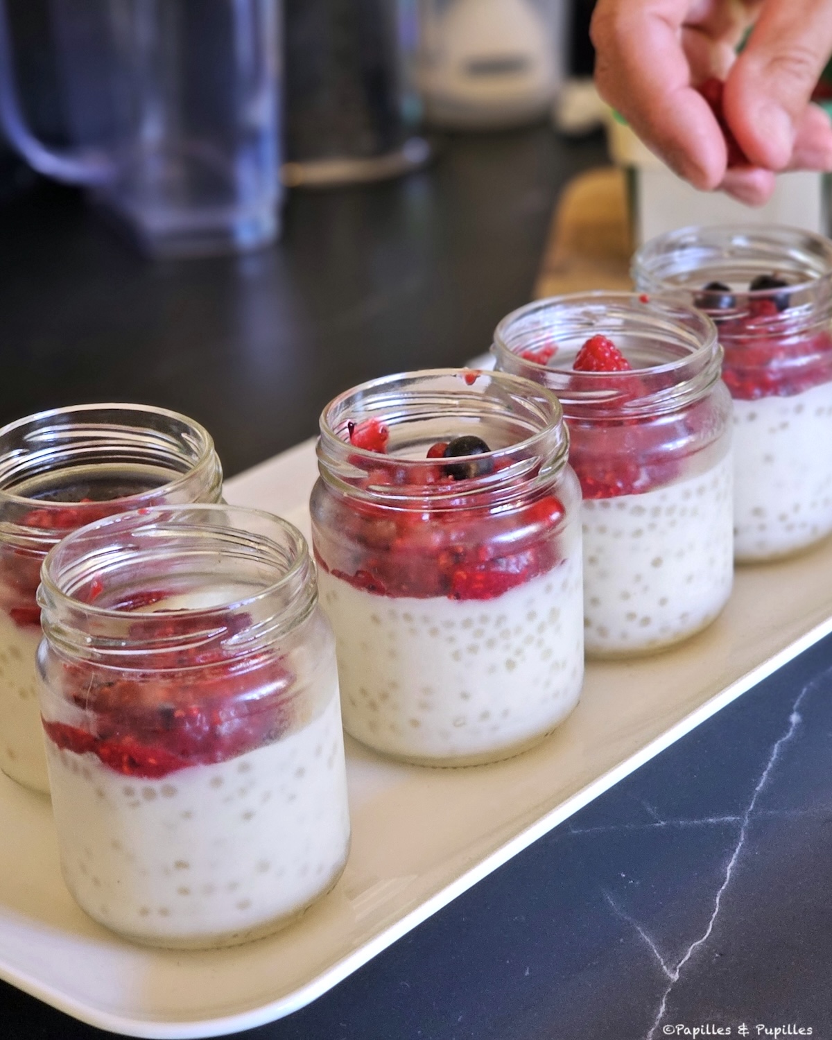 Perles du Japon au lait de coco et coulis de fruits rouges