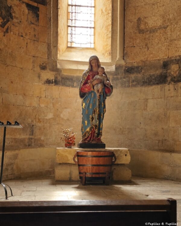 Statue de la Vierge à l’Enfant dans l’église de Cadouin éclairée par une fenêtre