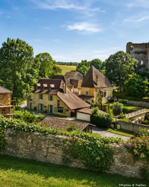Vue sur les maisons en pierre du village de Cause-de-Clérans en Dordogne