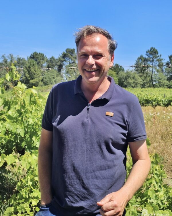 Vigneron du Domaine de la Tuque dans les vignes du Périgord
