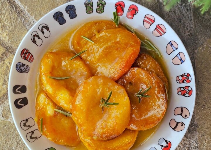 Abricots rôtis au romarin et rhum