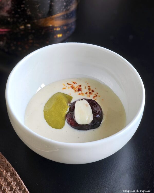 Ajo blanco à l’amande fraîche, cerise et fenouil au restaurant Holodeck