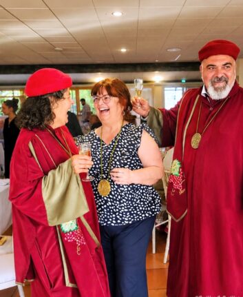 Anne Lataillade rit avec Nathalie Escudero et Jérôme Depoizier lors du banquet anniversaire