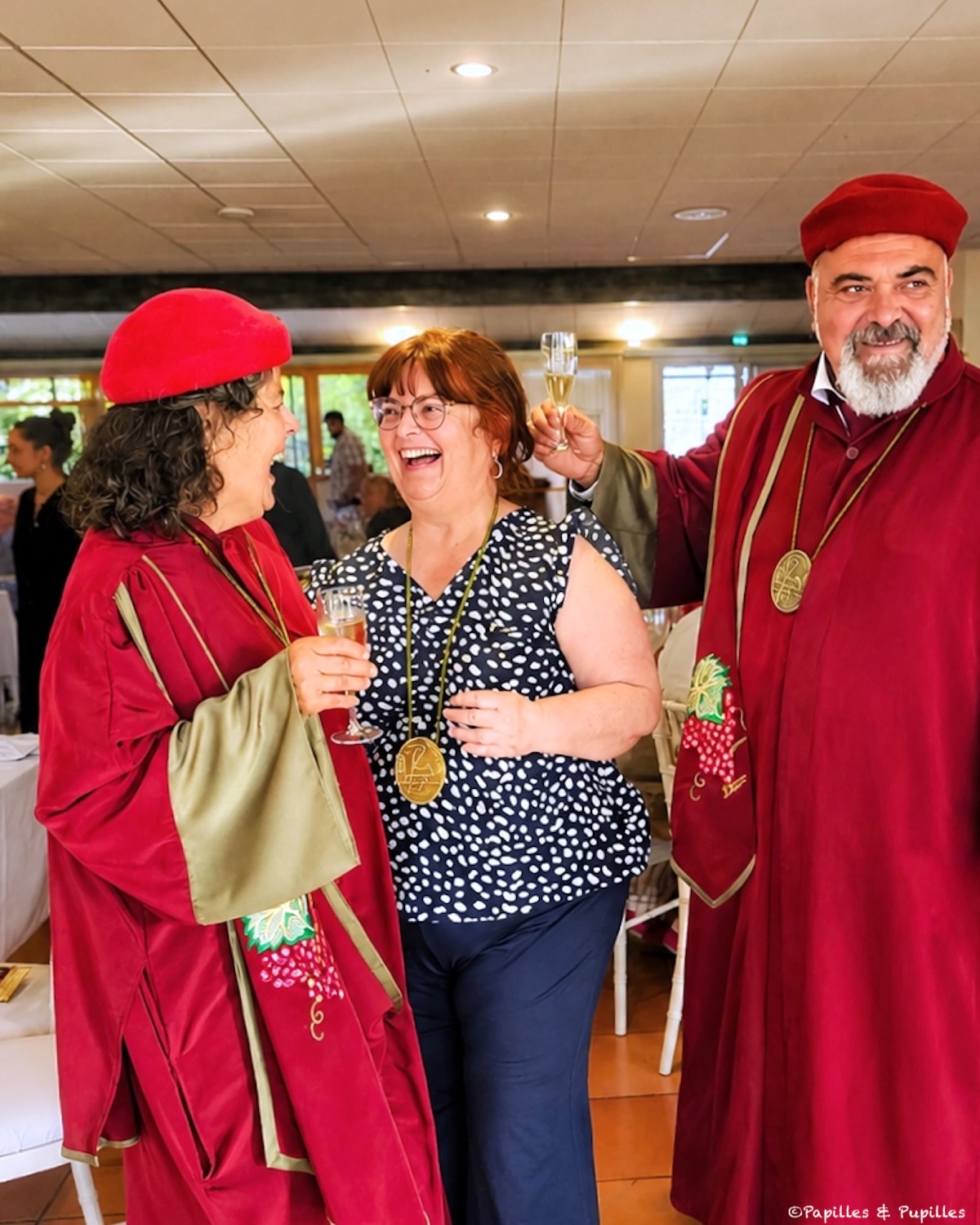 Anne Lataillade rit avec Nathalie Escudero et Jérôme Depoizier lors du banquet anniversaire