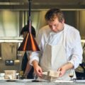 Chef en cuisine ouverte au restaurant Holodeck dans le Lot