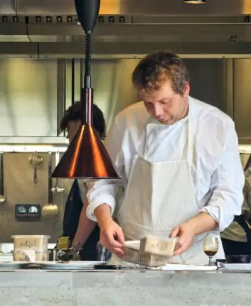 Chef en cuisine ouverte au restaurant Holodeck dans le Lot
