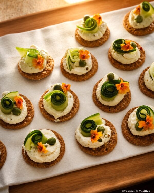 Bouchées apéritives au fromage frais, concombre et fleurs, servies dans les caves
