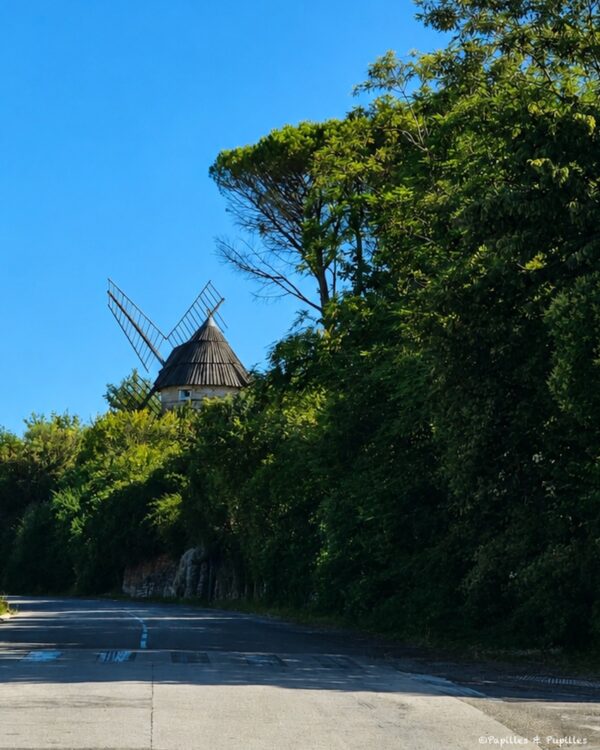 Moulin à vent à Castelnau-Montratier dans le Lot