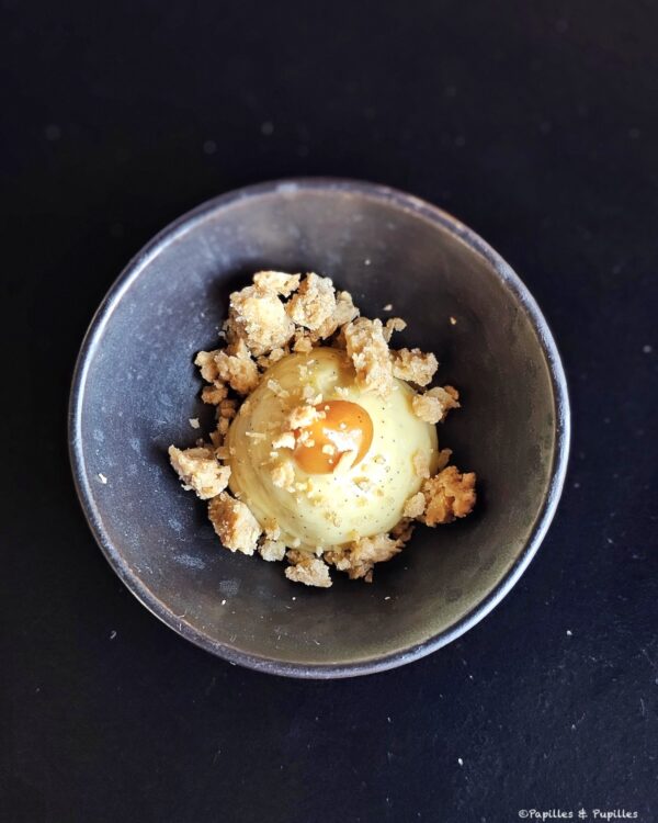 Dessert au miso blanc, crème vanillée et crumble au restaurant Holodeck