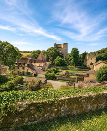 Vue sur le village de Cause-de-Clérans avec les ruines du château de Clérans en Dordogne