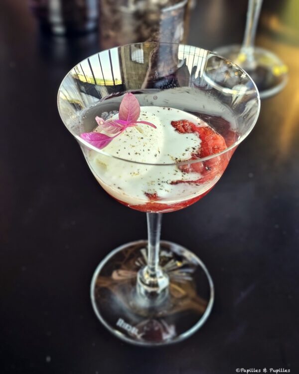 Dessert à la fraise, poivre et glace au yaourt au restaurant Holodeck