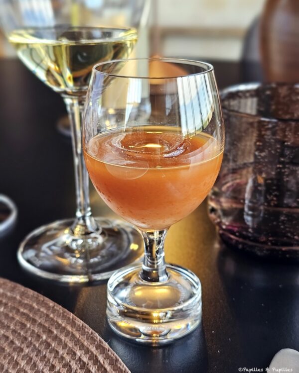 Verre de gaspacho de tomates servi au restaurant Holodeck
