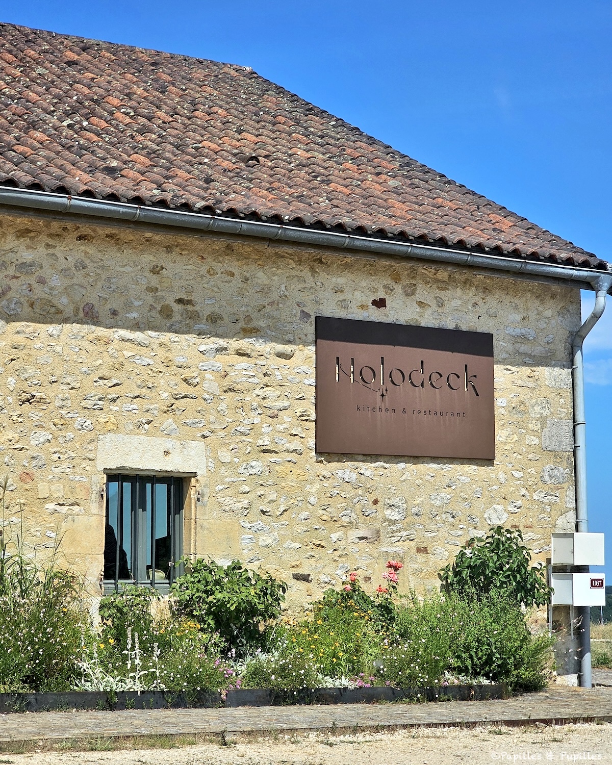 Façade du restaurant Holodeck au Château de Chambert