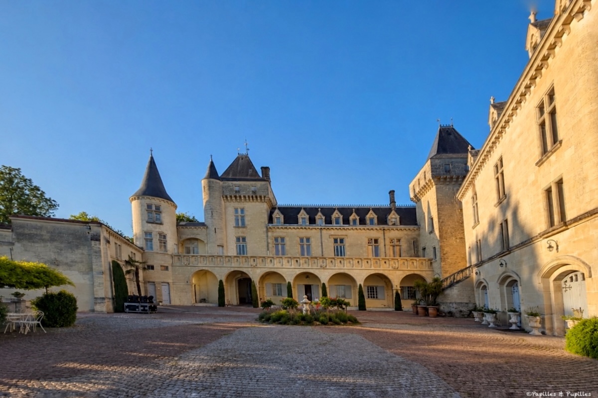 Cour intérieure du Château de La Rivière à Fronsac sous le ciel bleu
