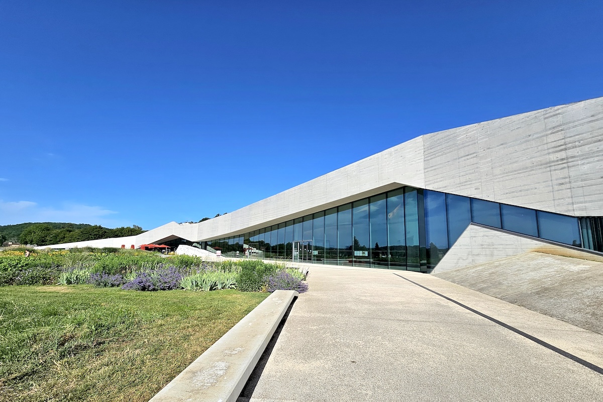 Vue extérieure de Lascaux IV à Montignac avec façade vitrée et jardin paysager