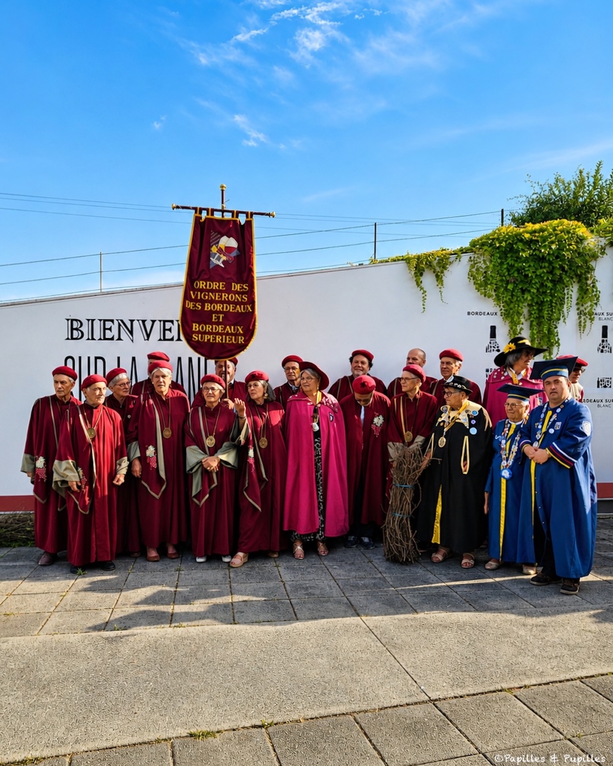 Membres de l’Ordre des Vignerons de Bordeaux et Bordeaux Supérieur avec leur bannière