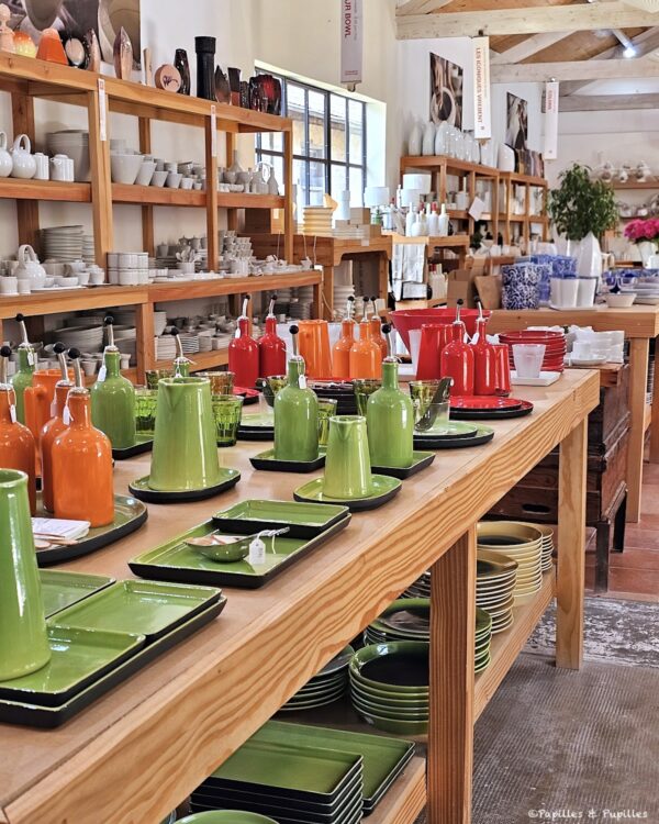 Vaisselle colorée Virebent en grès vert, orange et rouge dans la boutique de Puy-l’Évêque