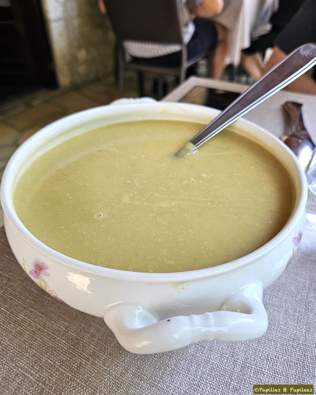 Potage de courgettes parfumé au magret fumé maison