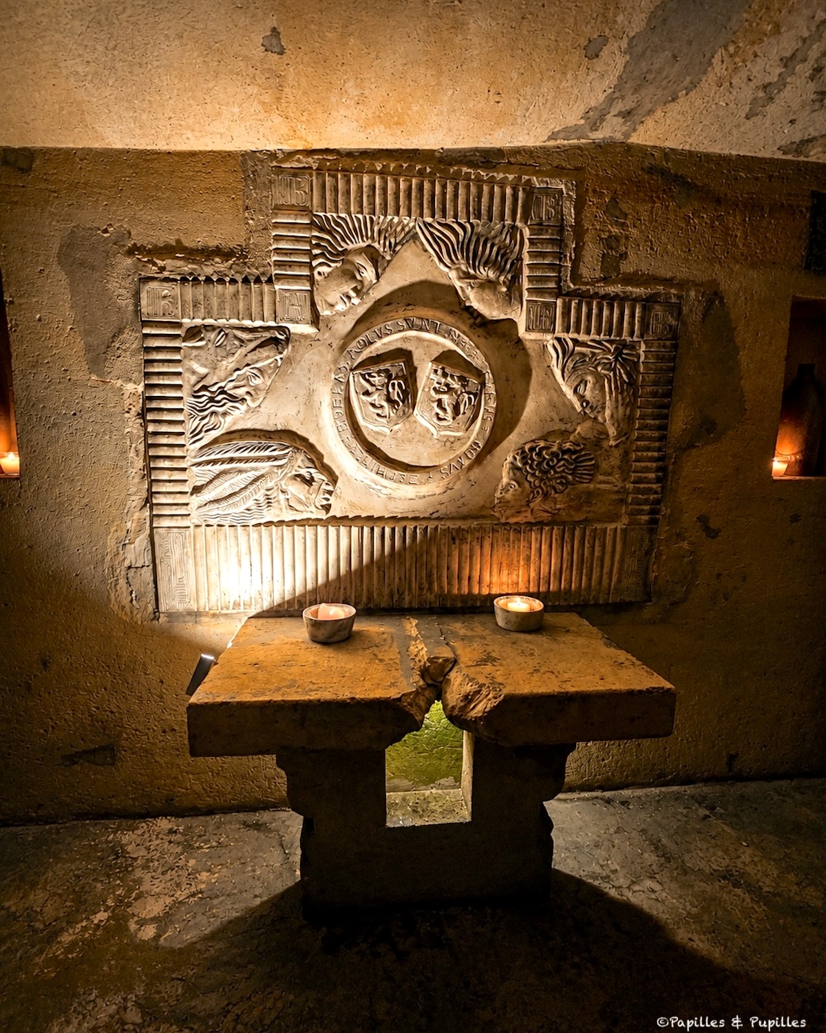 Sculpture dans les caves du Château de La Rivière, éclairé aux bougies