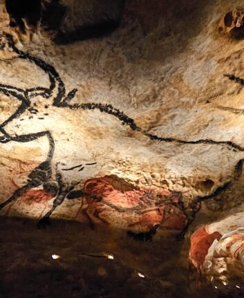 Grand aurochs de la Salle des Taureaux à Lascaux IV avec figures animales rouges
