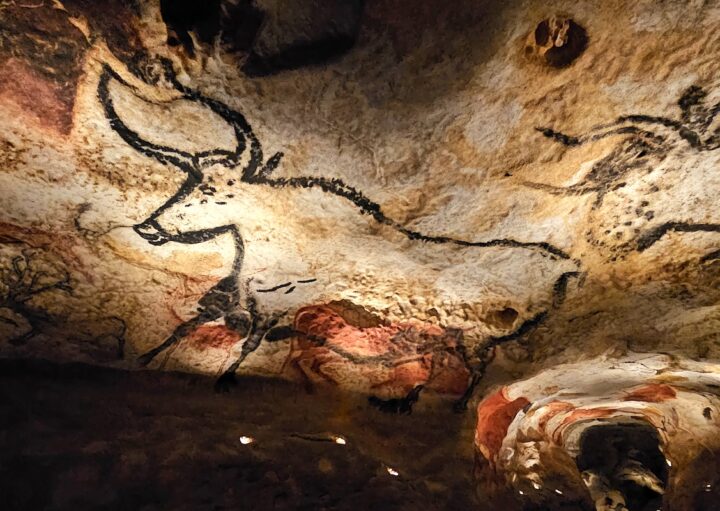 Grand aurochs de la Salle des Taureaux à Lascaux IV avec figures animales rouges