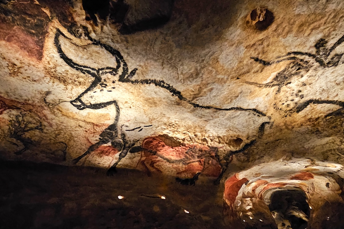 Grand aurochs de la Salle des Taureaux à Lascaux IV avec figures animales rouges