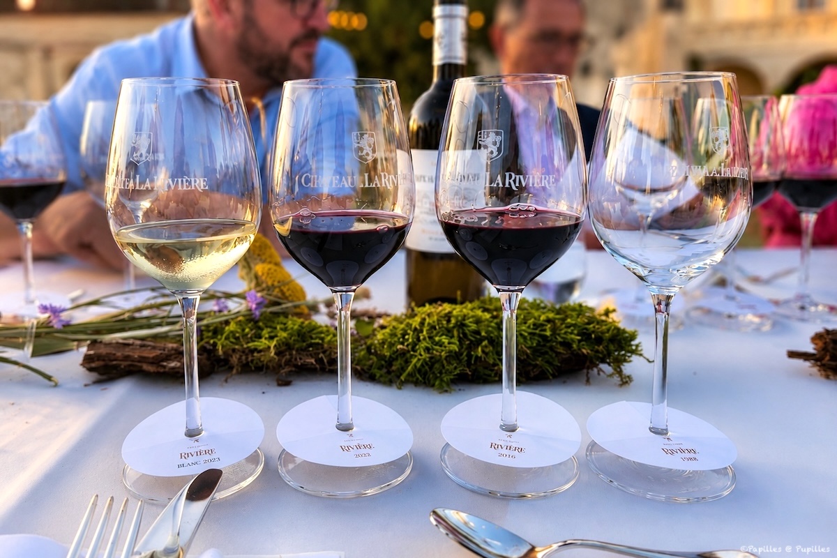 Verres de vins du Château de La Rivière servis lors du dîner