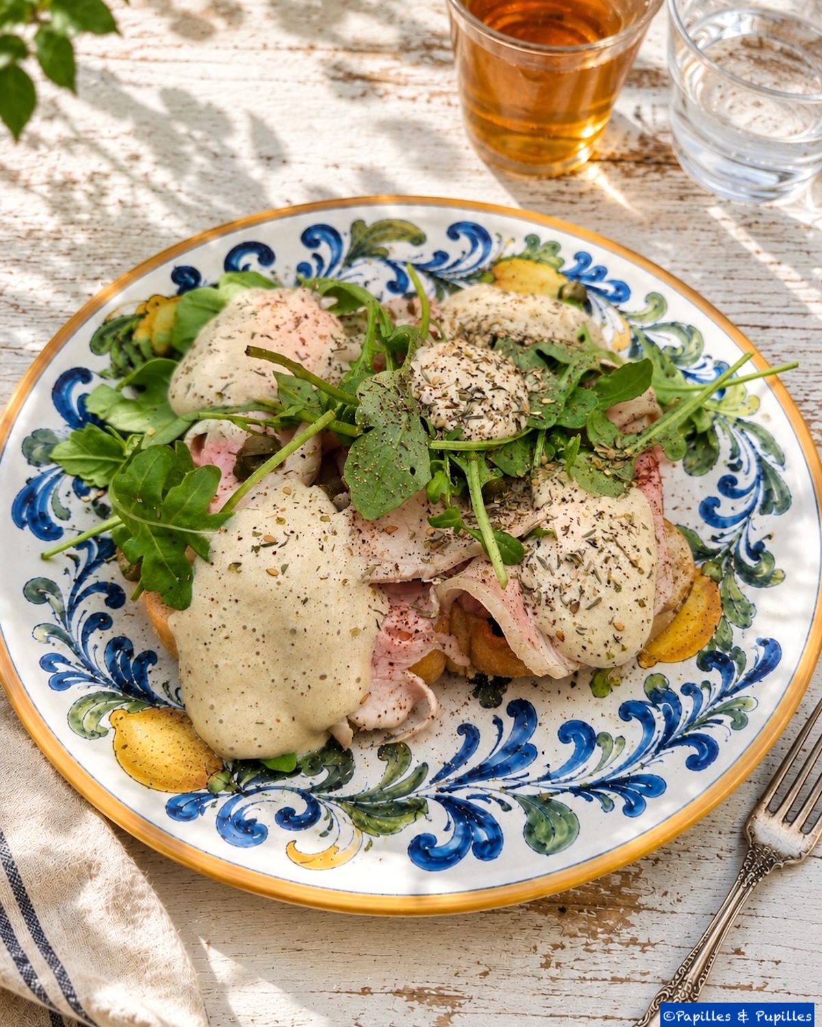 Assiette de vitello tonnato avec câpres, roquette et sauce au thon